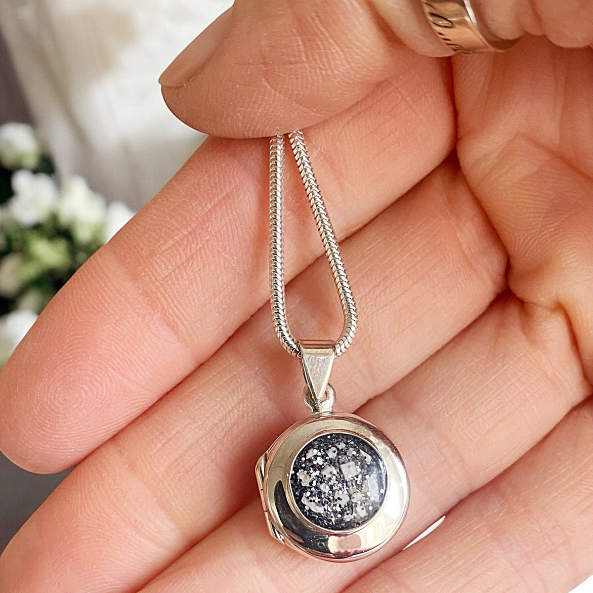 bereavement jewellery, memorial ashes necklace, ashes necklace, ashes locket